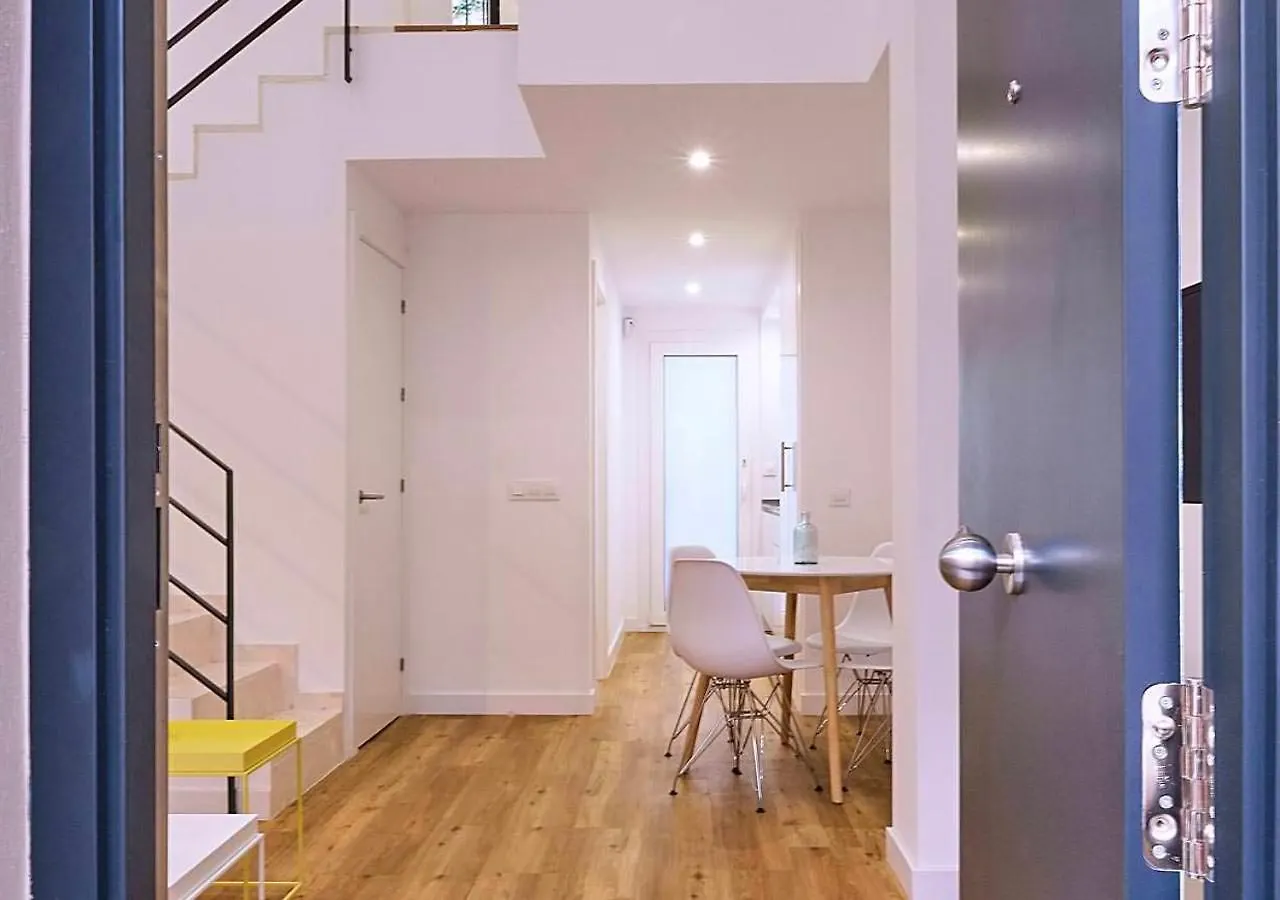 Precioso Duplex Con Patio Junto A La Catedral contacts